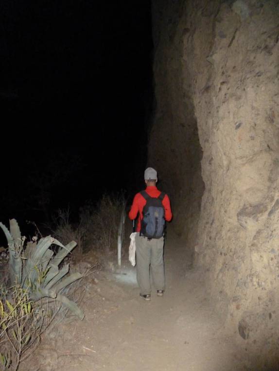 Ainda de madrugada, o Gustavo caminha na parte final da trilha de volta de Choquequirao, no Peru
